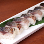 呑喰レトロ酒場コマネチ - 〆鯖の押し寿司