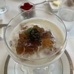 ラトラス - スペシャリテ〜オマール海老のコンソメジュレとカリフラワーのヴルーテ