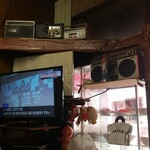 栄華 - クラシカルなラジカセが、TVの上に数台置かれています