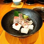 いざかや しん - 写真左上から時計回りの順に、カンパチ、シャコ、鰆炙り、水イカ、穴子炙り、鱧湯引きの内容になります(o^^o)