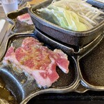 焼肉 東山食堂 - 肉の脂は下の溜まりに落ちるようになっている