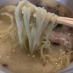 らーめん ごはん 倉家 - 麺はかなりツルツル系