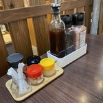 みずとみ精肉店 - 調味料類が豊富です。