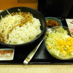 Yoshinoya - ...「チーズカレー 大盛（520円）+生野菜サラダ（90円）」、○！