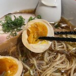 ラーメン屋 トイ・ボックス - 【味玉】味4.0
      半分に割ると、黄身がゼリー状（やや硬め）好きなタイプの味玉です。
      クリーミーと黄身の旨味の濃さ、燻製のような渋みが少し感じられます。
      強めの味玉なのですが、このラーメンではサブです。