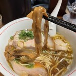 ラーメン屋 トイ・ボックス - 【穂先メンマ】味3.6
      しっかりした食感を残したメンマ。甘さはもちろん無く、旨味も少し抑えているように思えます。コチラもサブ的な位置でサポートする脇役です。でも、無いと寂しいですね。
