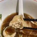 ラーメン屋 トイ・ボックス - 餡が、鶏ミンチなので多少パンチは弱くなってしまいます。豚だと、まとまらないのかなぁ〜。