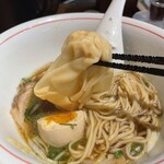 ラーメン屋 トイ・ボックス - 【雲呑】味3.3
      皮はしっかりしていて、崩れません。プルプルのツルツルです。
      味も染み込んで旨い。生姜もサラッと効いている感じです。