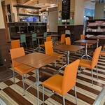 MAISON KAYSER Cafe - コロナ禍前は壁があったけど無くなって解放感のあるスペースになりました