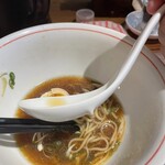 ラーメン屋 トイ・ボックス - レンゲも、器に合うように折れ曲がったレンゲです。