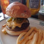 アメリカンハウス - メキシカンチーズバーガー　上のバンズの乗っかってる感が可愛い