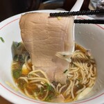 ラーメン屋 トイ・ボックス - 【肩ロース】味3.3
      少し身がしまり過ぎて硬く感じました。
      噛み締めて旨味を感じるタイプの焼豚です。でも、バラ肉と比較してしまいますね。
      バラ肉を後で食べたかったなぁ。焼豚の位置はコチラが下なので、。