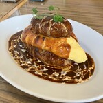 FAR EAST KITCHEN - お連れ様のハンバーグオムライス デミグラスソースが美味しく、ケチャップより好み♪