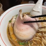 ラーメン屋 トイ・ボックス - 【バラ焼豚】味5.0
      コチラも自分にはドンピシャ‼️
      冷たい状態で乗せるので、鶏のスープで少し温めるます。バラ肉の脂が溶けて「ぷるっと」したゼラチン質が口の中で、甘みと旨味を出しながら微笑みます❤️