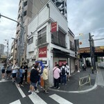ラーメン屋 トイ・ボックス - 外観、行列。