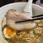 ラーメン屋 トイ・ボックス - その割には、しっかりと噛み締めて、バラ肉の脂の旨味を更に、更に、広げます。
      コレは旨い(● ˃̶͈̀ロ˂̶͈́)੭ꠥ⁾⁾
      たぶんロースどころの騒ぎじゃない。脂が好きな人は❗️絶対バラ肉‼️