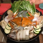 Korean Dining Bar TESU - 海鮮鍋ワタリガニ、イカ、エビなどの具材たっぷり！ボリューム満点のお鍋です。(要予約)2人前〜となっております。一人前2500円