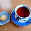 Cafe 茶楽 - 紅茶 アッサム (500円)、さりげなく添えられたクッキーが “いいね” ^⁠_⁠^