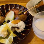 石まつ　三代目 - おつまみ【八寸】(税込1,000円)
            ①鱧落とし②和牛ローストビーフ、蓮芋の茎載せ③マスカット白和え、レタス敷き④花おくら⑤銀杏⑥栗渋皮揚げ⑦バイ貝旨煮⑧茄子揚げ浸し⑨南瓜揚げ浸し⑩食用鬼灯 