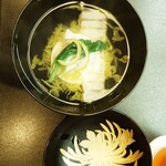 Oryouri Miyabino - 満月に見立てた豆腐にアラのお吸い物 菊がステキ
