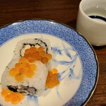 かど乃おすぎ - おつまみ①煮穴子と新物イクラの巻き寿司(税込1,000円)
            軟らかめなシャリで、私の好みとは少し異なりましたが、話した人には良かったという方もいらっしゃったので本当に好みの問題かと思います