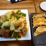 餃子乃寶 - ホルモンにんにく炒め&焼き餃子