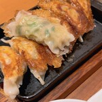 佐藤さんちのぎょうざ - 餃子とサービスのシソ？