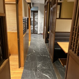 落ち着いた雰囲気の2F席は計6室の半個室をご用意
                                          