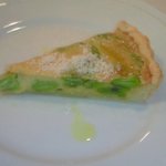 イタリア料理オピューム - そらまめとチコリのチーズタルト