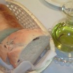 イタリア料理オピューム - バケットとオリーブオイル