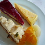 カフェトスカ - 塩キャラメルのタルト、カシスムースのケーキ、カマンベールチーズケーキ