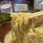 らーめん 海鳴 - 背脂塩とんこつの麺