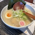 らーめん 海鳴 - 背脂塩とんこつラーメンのハーフサイズ