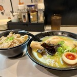 Toriou Keisuke - 鶏王ラーメン980円 自家製味玉120円 豚バラスタミナ丼480円