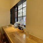 いまがわ食堂 川崎銀柳街店 - 窓際のカウンター席、テーブル席も多数あり。