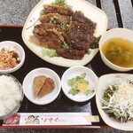 Sumibi Yakiniku Kankoku Kateiryouri Sonamu - 焼肉定食（左側）＋ハラミ（右側）