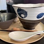 麺屋 澄々 - お椀やれんげ、箸置きも鈴の図柄です。