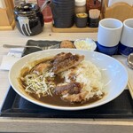 かつや - 食べかけで、すみませぬ。　カツカレーと単品カキフライ2個。