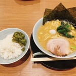 町田商店 - ラーメン(醤油)+ライス