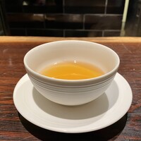 YAKITORI 燃 es - 姫っこ地鶏 押岡地鶏 ブレンドのコンソメ
                森さんの作るコンソメスープ、いつもながら実に繊細な味わい、ほんのりと軽い酸味があるのが特徴的で、そこからジワジワと鶏の香りと旨みが押し寄せて来ます。
                旨い！