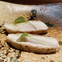 YAKITORI 燃 es - 姫っこ地鶏胸肉 ラディッシュスプラウト
                沼能さんが炭で焼く胸肉、いつもスタートにいただきますが、なんて美味しいのでしょう！
                胸肉とは思えないジューシーさに、皮の香ばしくパリッとした食感、最高だよこれ！