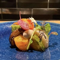 YAKITORI 燃 es - 10種類の野菜サラダ 自家製ドレッシング
                真衣店長、あざーす(^^)v
                パプリカ、ニンジン、トマト、茄子、ズッキーニ、オクラ、カボチャ、レンコン、ジャガイモ、おおまさり
                今シーズン茹で落花生初めて♪