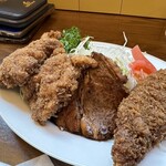 洋食すいす - ランチセット（1,200円）左からチキンカツ、ビーフシチュー、白身魚