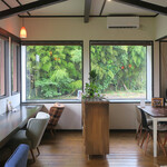 シャムロックカフェ - 大きな窓に囲まれて、