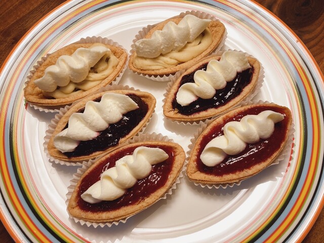 六花亭 昭和タウン店 - 五稜郭（和菓子）の写真