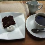 ランチセットのケーキとコーヒー