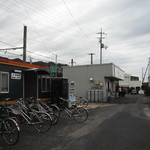 西端手打 上戸うどん - 無人駅横の店舗です。