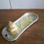 西端手打 上戸うどん - カウンター席にあったしょうが。