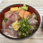 丼 万次郎 - 小田原地魚多め5色丼