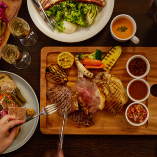 その日の気分でソースが選べる、氷温熟成肉のお料理
